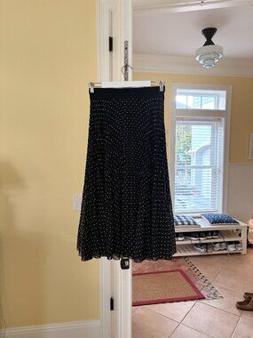 aritzia wilfred twirl pleated polka dot midi skirt (s)